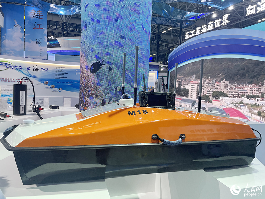 2023中國海洋裝備博覽會(huì)中展出的無人艇。人民網(wǎng)記者 林盈攝