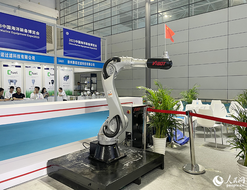 博覽會(huì)中展出的智能機(jī)械臂。人民網(wǎng)記者 林盈攝