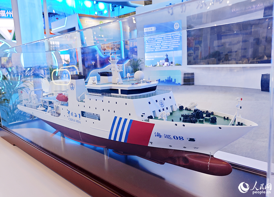 博覽會(huì)中展出的海道測量船“海巡08”輪模型。該船是我國首艘大型海道測量船，也是我國自主設(shè)計(jì)的規(guī)模最大、裝備最先進(jìn)、綜合能力最強(qiáng)的大型專業(yè)海道測量船。人民網(wǎng) 黃東儀攝