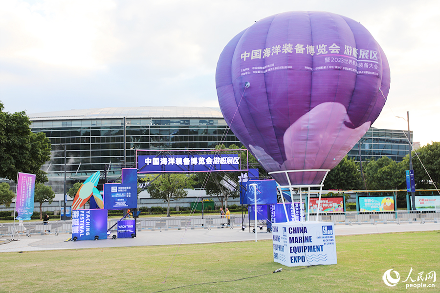 2023中國海洋裝備博覽會(huì)游艇展區(qū)位于海峽國際會(huì)展中心以北的冠城大通廣場。人民網(wǎng) 黃東儀攝