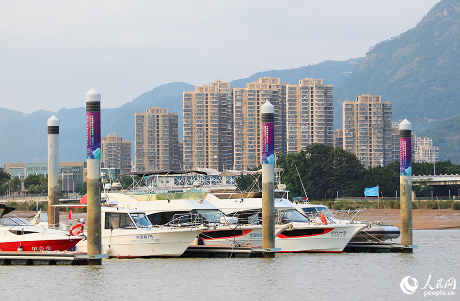 游艇展區(qū)碼頭泊位內(nèi)的各式游艇。人民網(wǎng) 黃東儀攝