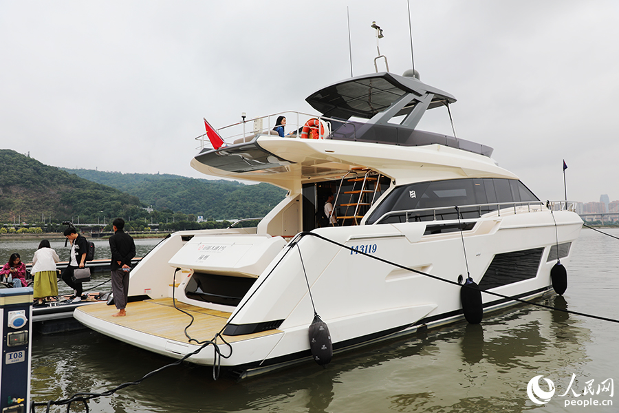 游艇展區(qū)內(nèi)的法拉帝670（冠城大通1號(hào)）是目前閩江上的首艘頂級(jí)游艇。人民網(wǎng) 黃東儀攝