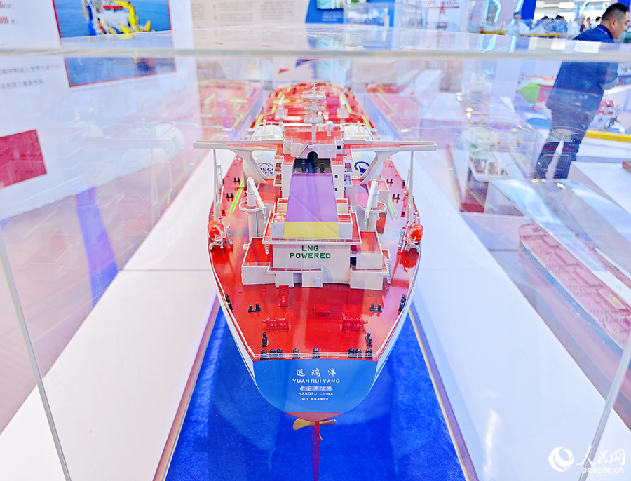 新時(shí)代十年成果展現(xiàn)場的綠色超大型油船“遠(yuǎn)瑞洋”號(hào)模型?！斑h(yuǎn)瑞洋”號(hào)是全球首艘LNG雙燃料動(dòng)力30萬噸級(jí)超大型油船（VLCC），它的建造標(biāo)志著中國大型船舶綠色環(huán)保技術(shù)水平走在世界的前列。人民網(wǎng) 黃東儀攝