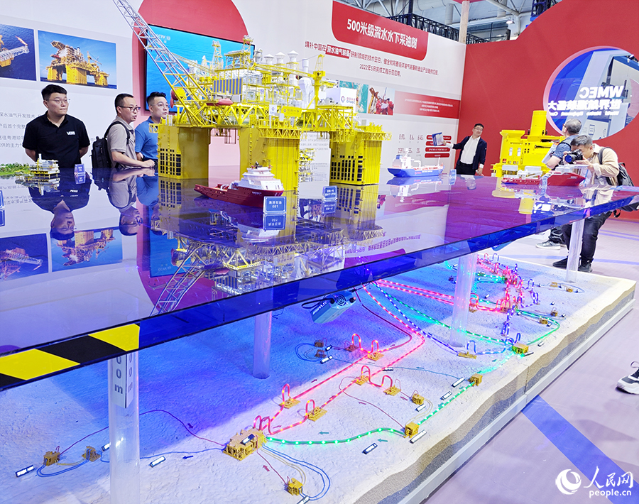新時(shí)代十年成果展中展出的深水半潛式生產(chǎn)儲(chǔ)油平臺(tái)“深海一號(hào)”模型。中國自主研發(fā)建造的“深海一號(hào)”是全球首座10萬噸級(jí)深水半潛式生產(chǎn)儲(chǔ)油平臺(tái)。  人民網(wǎng) 黃東儀攝