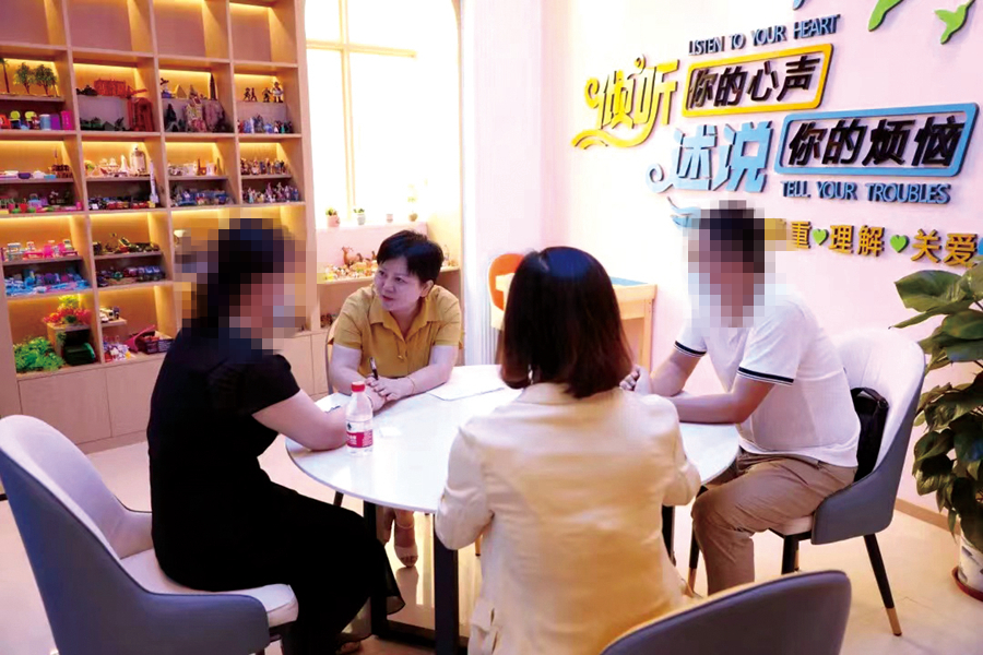 陳素敏在“茉莉姐姐”中心給一對夫妻做家庭教育指導(dǎo)。福州市婦聯(lián)供圖