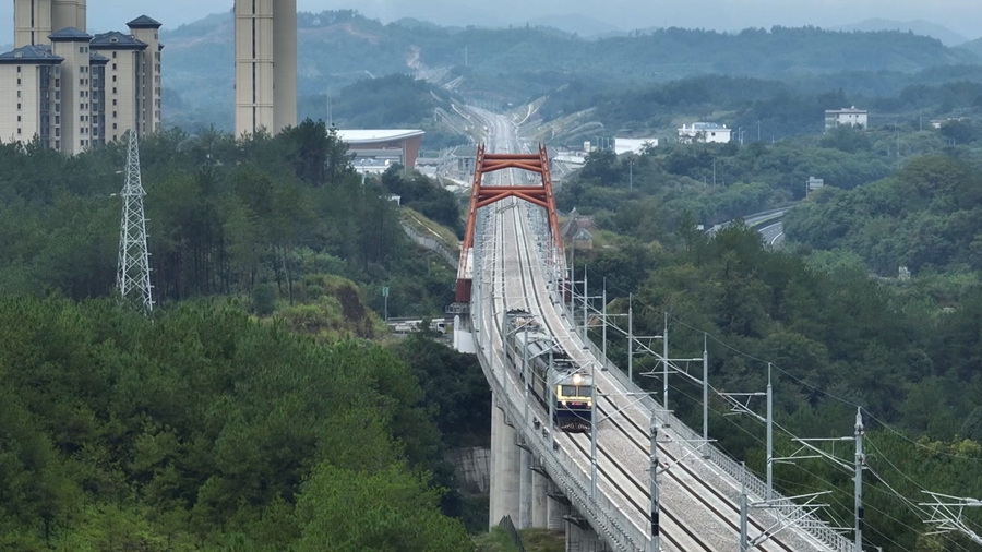 龍龍高鐵。傅藝鵬攝