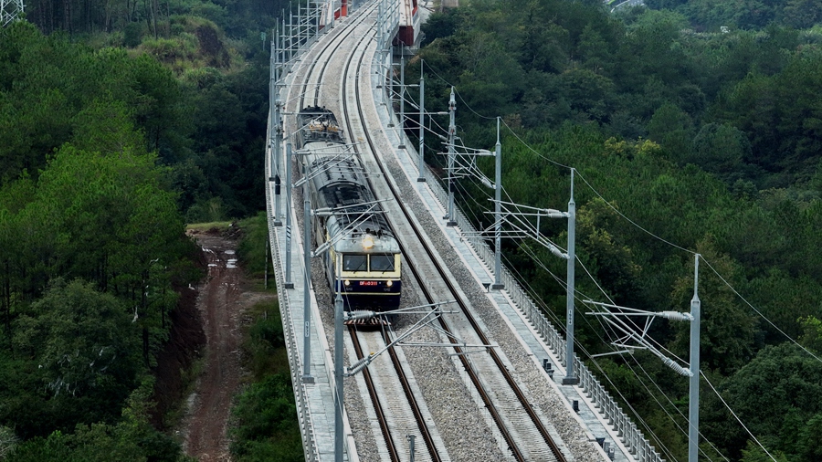 龍龍高鐵福建段預(yù)計今年年底具備開通運營條件。傅藝鵬攝