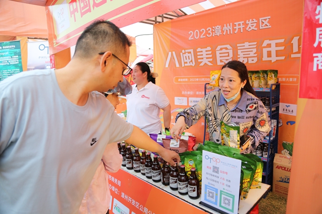 攤主正在為居民游客推薦菲律賓特色美食。林潔攝