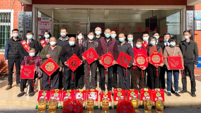 走訪慰問(wèn)“愛(ài)心結(jié)對(duì)”幫扶對(duì)象。海滄法院供圖