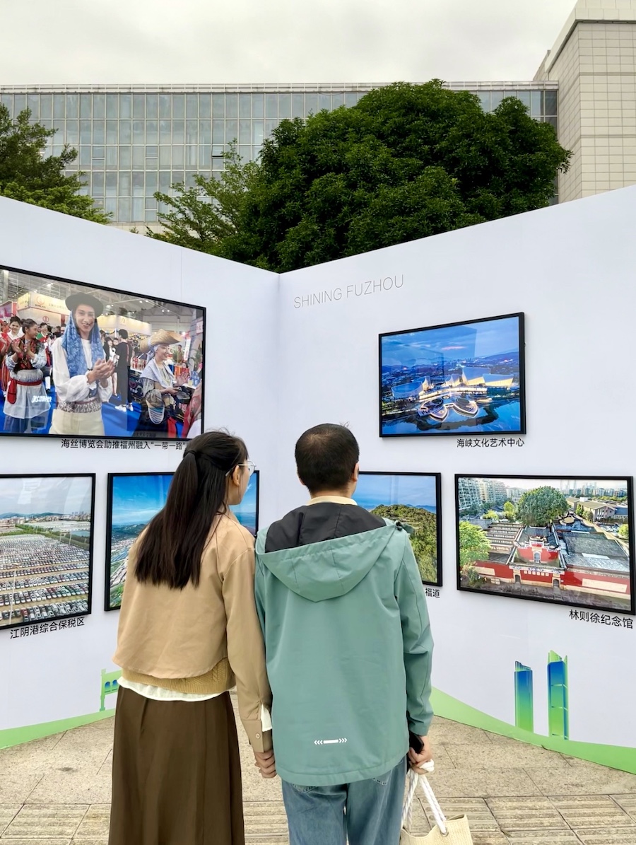 市民游客在現(xiàn)場(chǎng)觀展。盧楊靜攝