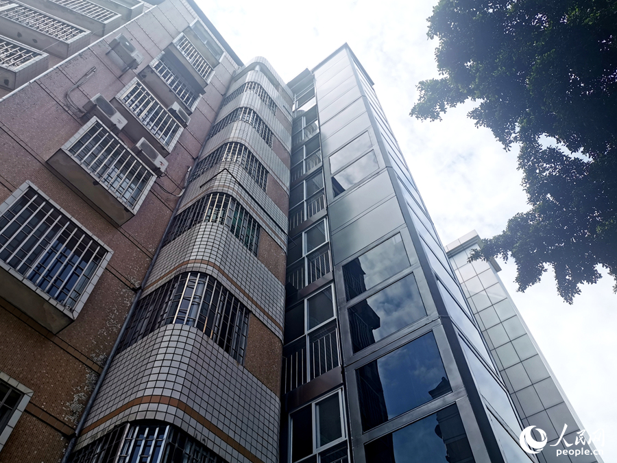 福州市臺江區(qū)東輝花園加裝的電梯。人民網(wǎng)記者 林曉麗攝