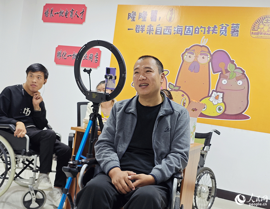 隆德縣殘疾人電商創(chuàng)業(yè)帶頭人辛寶同在電商直播間內(nèi)。人民網(wǎng) 黃東儀攝