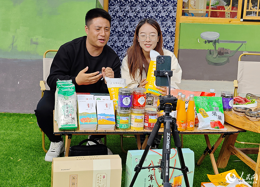 在固原市西吉縣龍王壩村，電商主播正在推介馬鈴薯粉、沙棘汁、雜糧、果脯等特色產(chǎn)品。人民網(wǎng) 黃東儀攝