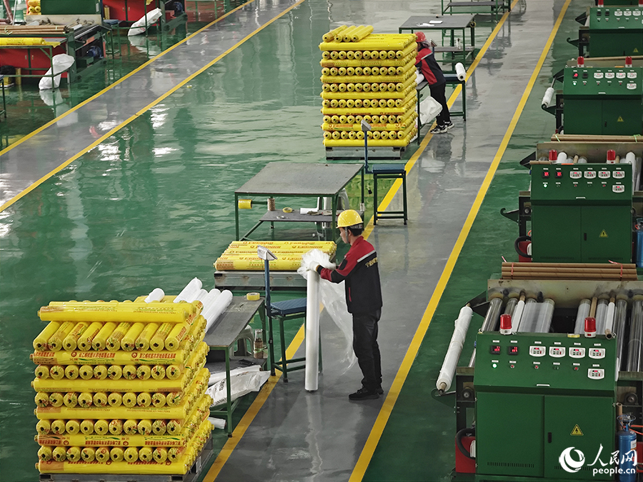 圖為寧夏西吉工業(yè)園區(qū)入園企業(yè)寧夏金曜塑業(yè)有限公司生產(chǎn)車間。人民網(wǎng) 黃東儀攝