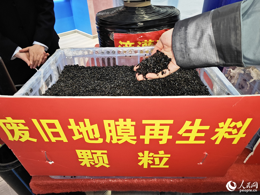寧夏金曜塑業(yè)有限公司利用回收廢舊地膜生產(chǎn)的再生料顆粒。人民網(wǎng) 黃東儀攝