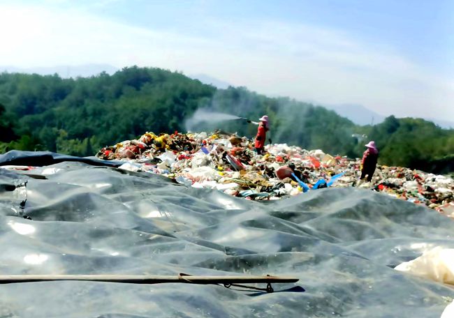 工作人員強化對垃圾填埋場消殺。長汀縣城管局供圖