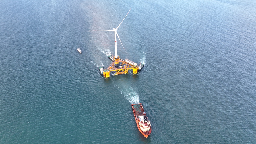 “國能共享號”平臺經(jīng)拖航至莆田南日島海域安裝。王清富攝