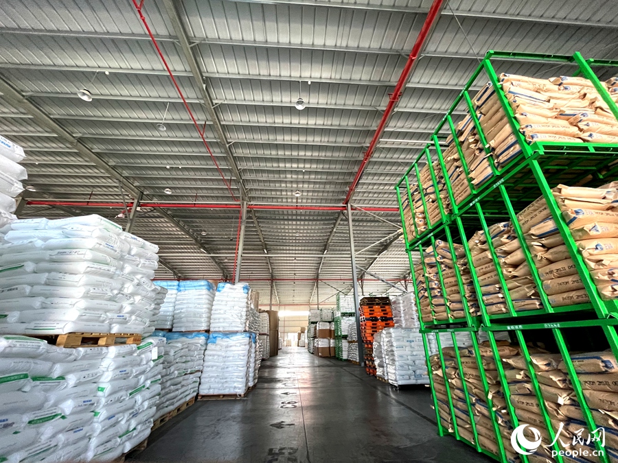 晉江陸地港倉庫陳列著一排排“泉州制造”輕工產(chǎn)品。人民網(wǎng)記者 陳藍(lán)燕攝