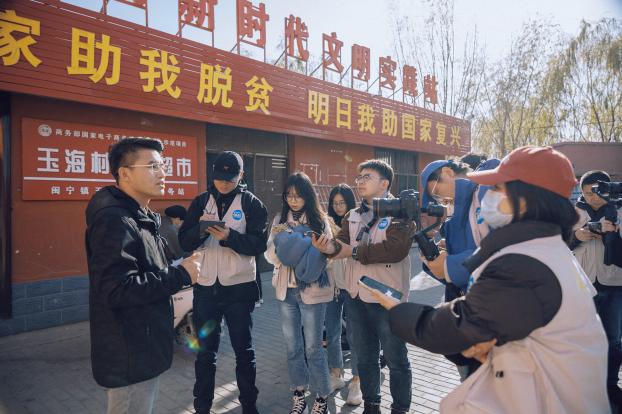 玉海村黨支部書記李小龍接受采訪。王卿攝