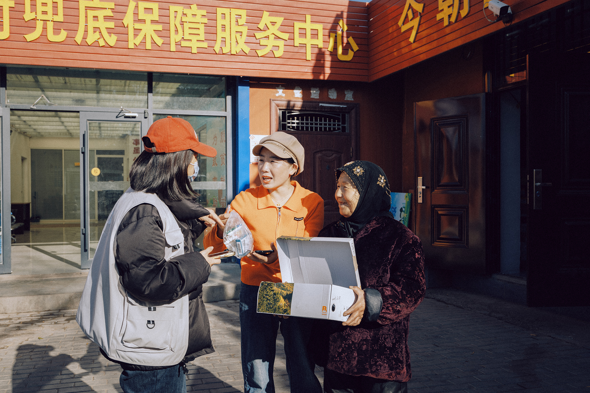 采風(fēng)團(tuán)采訪閩寧鎮(zhèn)村民。王卿攝