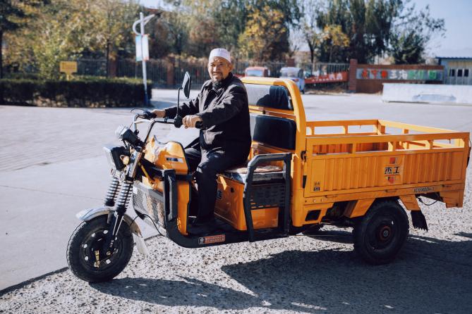 閩寧鎮(zhèn)居民。王卿攝