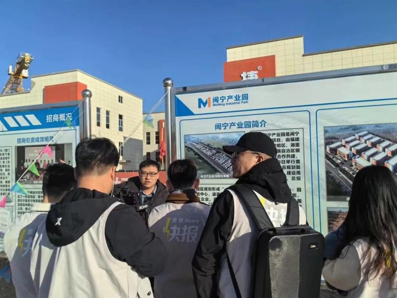 閩寧產(chǎn)業(yè)園相關(guān)負(fù)責(zé)人接受采訪。思明區(qū)融媒體中心供圖