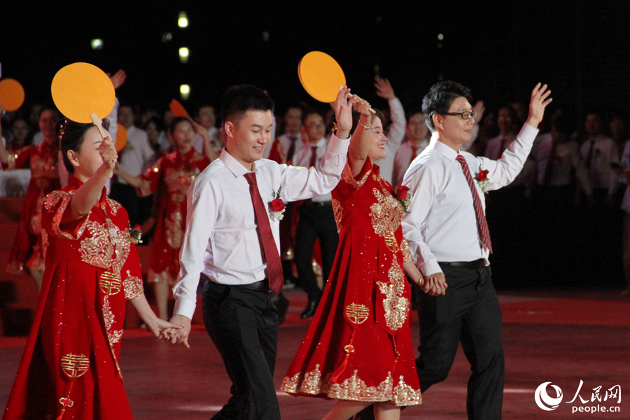 新人們伴隨音樂進場。人民網(wǎng)記者 陳博攝