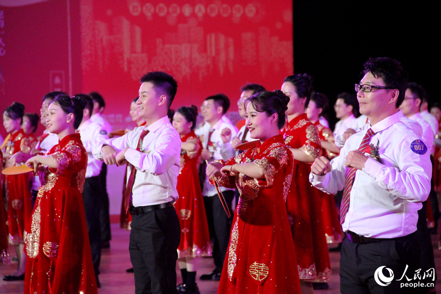 新人們帶來舞蹈《桃花朵朵開》。人民網(wǎng)記者 陳博攝