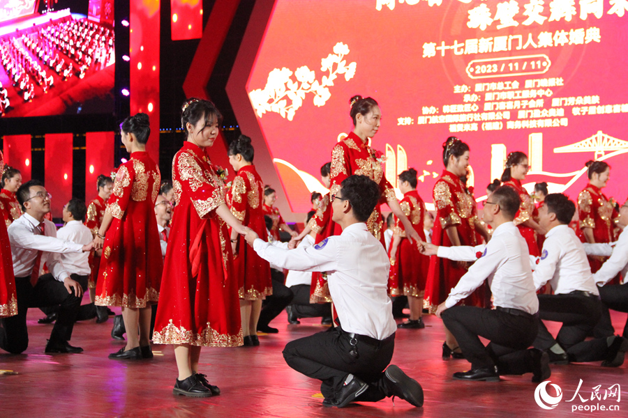 新郎集體求婚環(huán)節(jié)。人民網(wǎng)記者 陳博攝