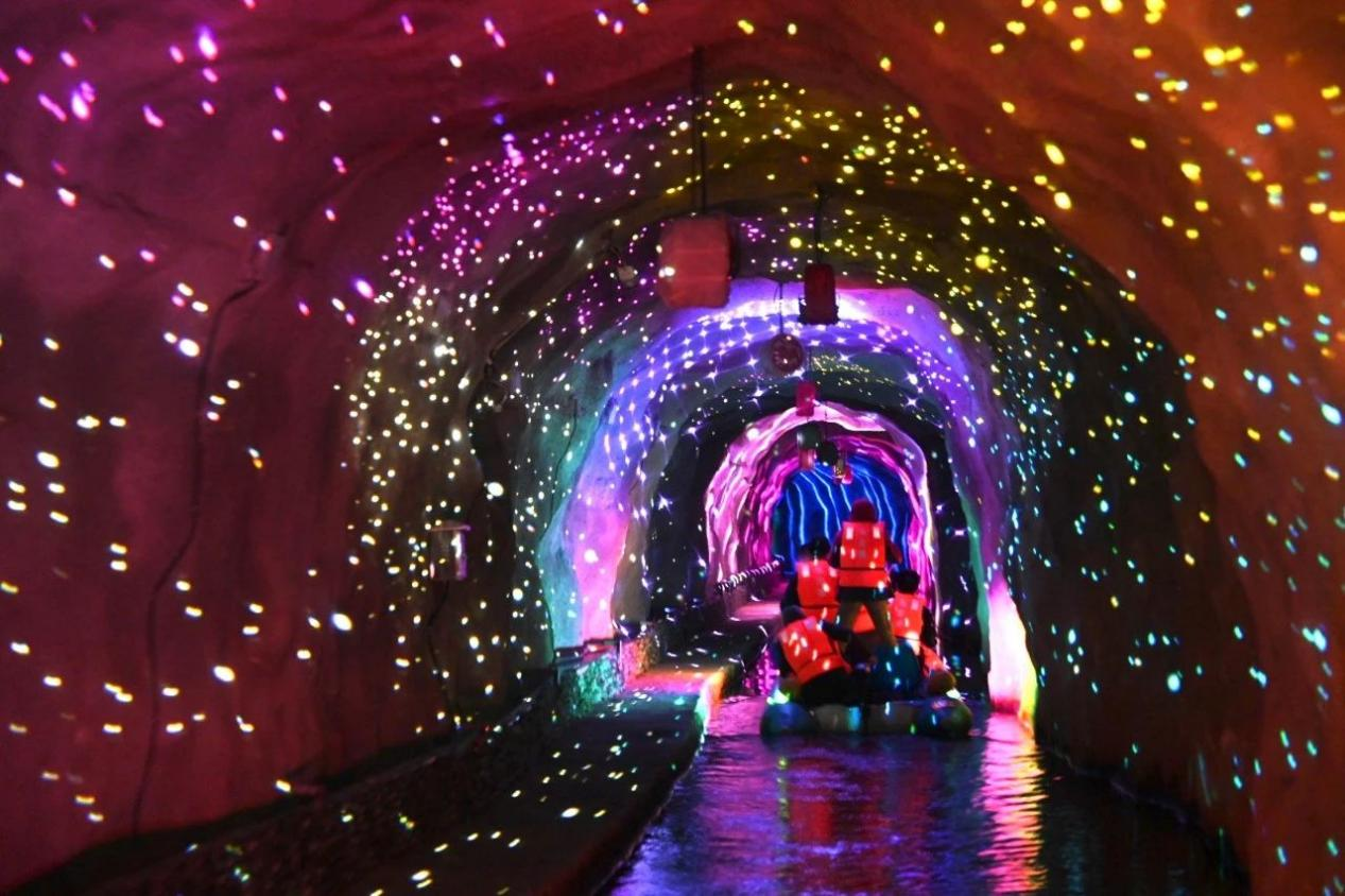 船夫在光影斑駁的水上隧道里唱起泰寧民歌，別有一番風情。劉冰攝