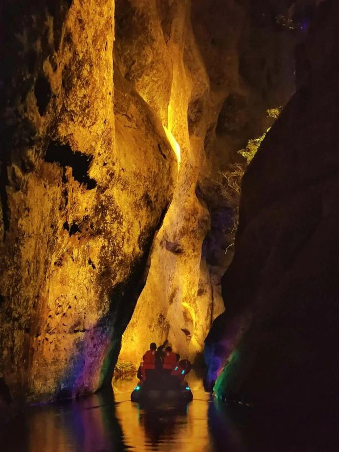 游客乘舟穿越“千米水上一線天”。王志金攝