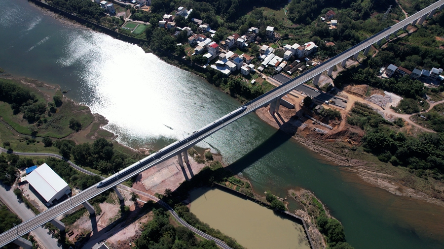 運(yùn)行試驗(yàn)列車駛過龍龍高鐵汀江特大橋。張城鑫攝