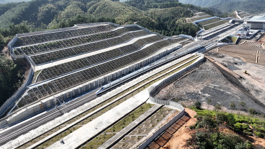 運(yùn)行試驗(yàn)列車駛?cè)胛淦秸?。傅藝鵬攝