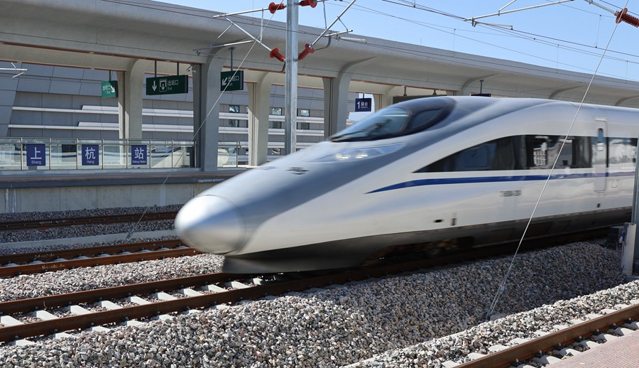 運(yùn)行試驗(yàn)列車通過上杭站。陳霏滸攝