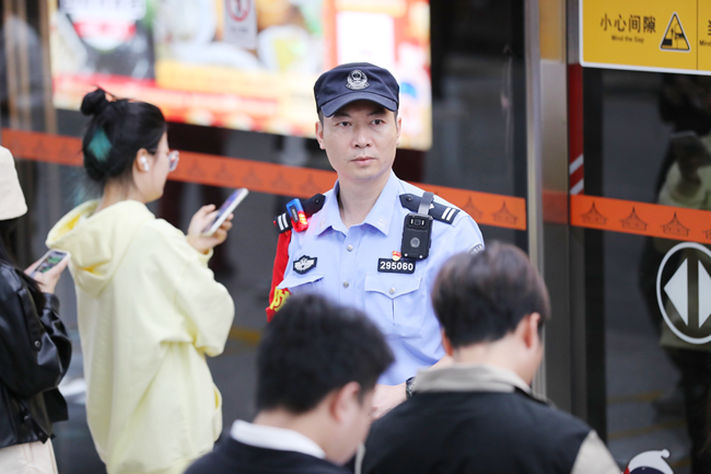 林登峰正在值勤。