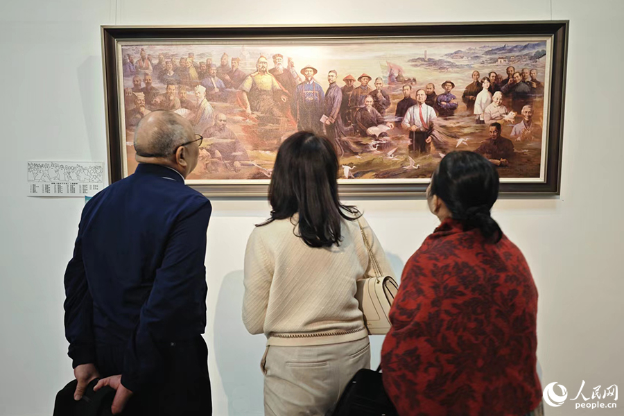 侯官文化主題美術(shù)與書法作品展上的油畫《閩水萬古流》吸引觀眾駐足細(xì)看。人民網(wǎng) 黃東儀攝