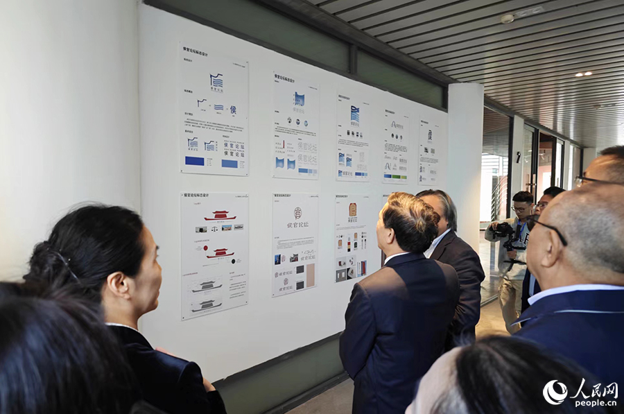 第二屆侯官論壇主辦方向與會(huì)嘉賓介紹侯官論壇標(biāo)志設(shè)計(jì)方案的選定過程。人民網(wǎng) 黃東儀攝