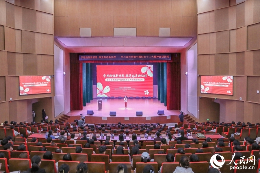 宣講團(tuán)走進(jìn)福州外語外貿(mào)學(xué)院。 人民網(wǎng) 陳永整攝