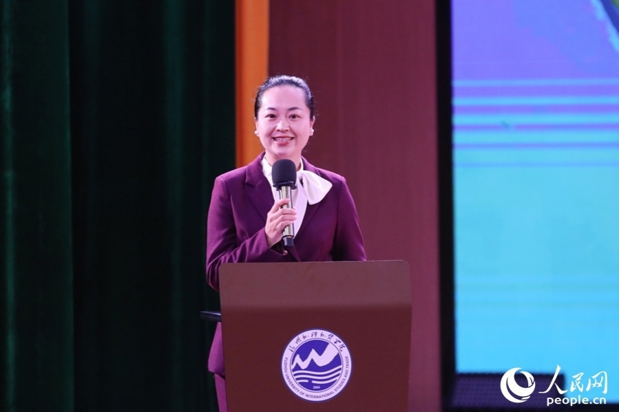 晉江市自然資源局城鄉(xiāng)規(guī)劃中心副主任、晉江市情講解員羅小玲。 人民網(wǎng) 陳永整攝