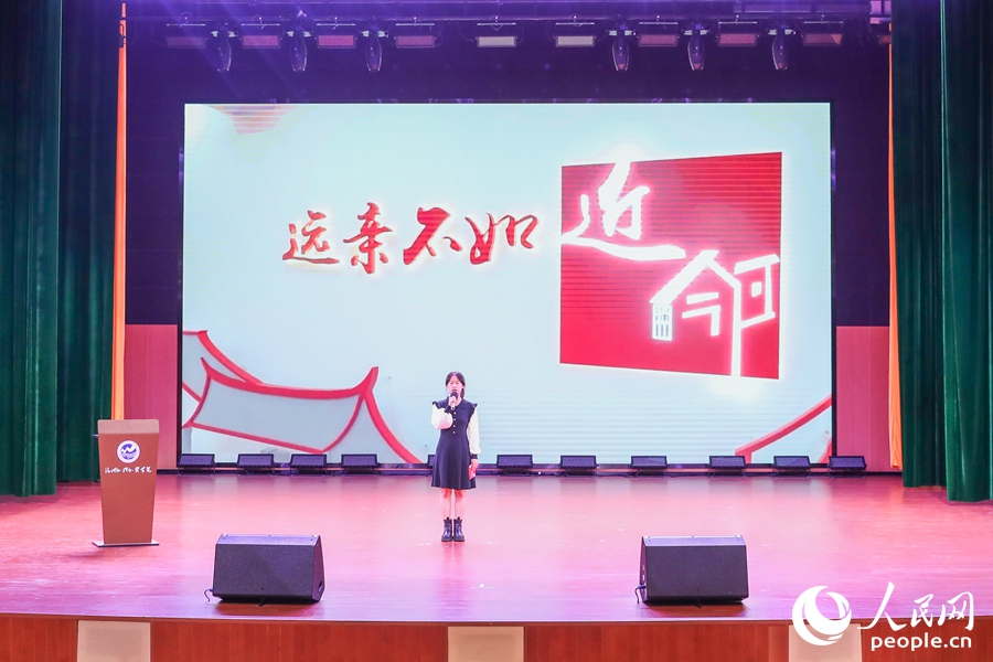 廈門(mén)市思明區(qū)開(kāi)元街道深田社區(qū)工作人員、八閩巾幗紅·鷺島姐姐宣講團(tuán)成員陳婷。人民網(wǎng) 陳永整攝