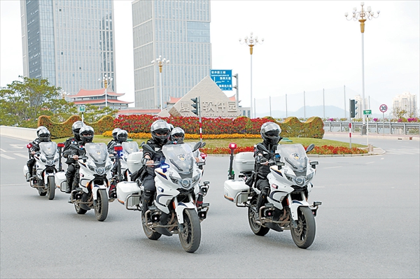 巡特警在軟件園三期周邊開展巡邏。