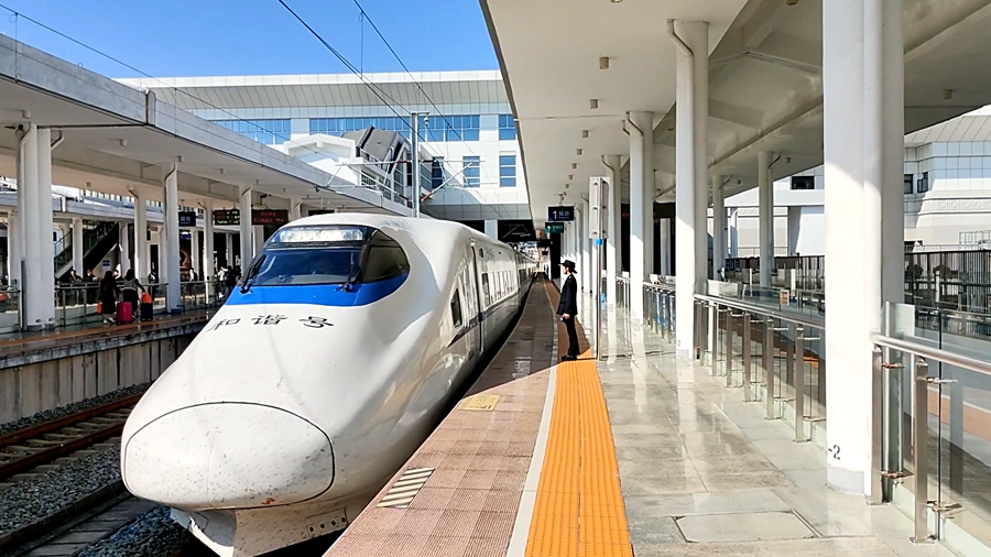 試運(yùn)行列車從龍巖站開出駛向武平站。劉俊煒攝