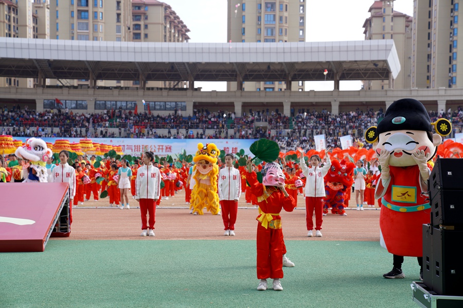 比賽開幕式的表演，以娛樂性、群眾性為主，把當?shù)孛袼着c氣排球有機融合。長泰區(qū)融媒體中心供圖