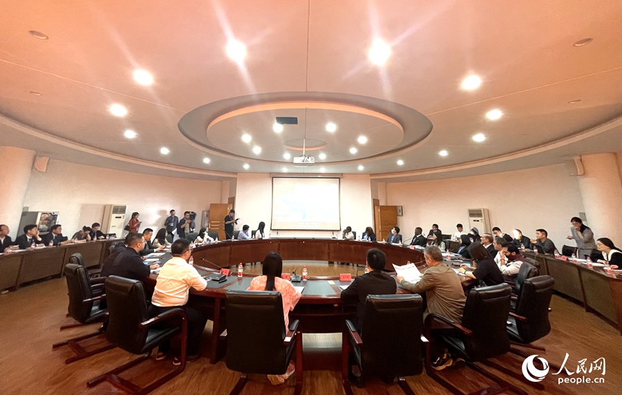 福州市長(zhǎng)樂(lè)區(qū)政府、航空城管委會(huì)與客商進(jìn)行招商推介互動(dòng)。人民網(wǎng)記者 陳藍(lán)燕攝