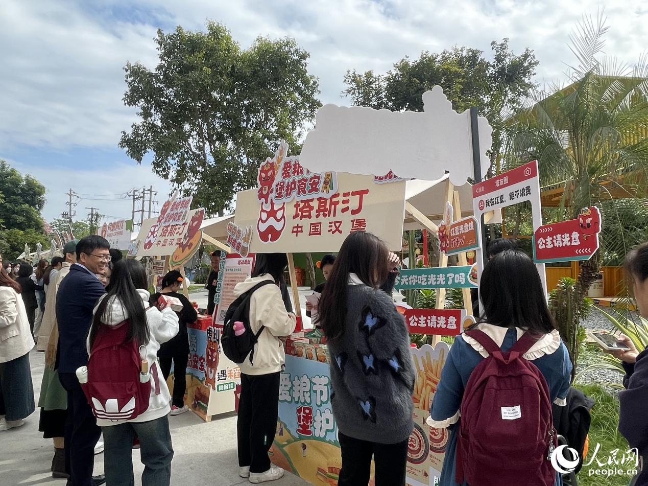 校內(nèi)趣味巡游吸引眾多師生參與。人民網(wǎng) 謝星宇攝