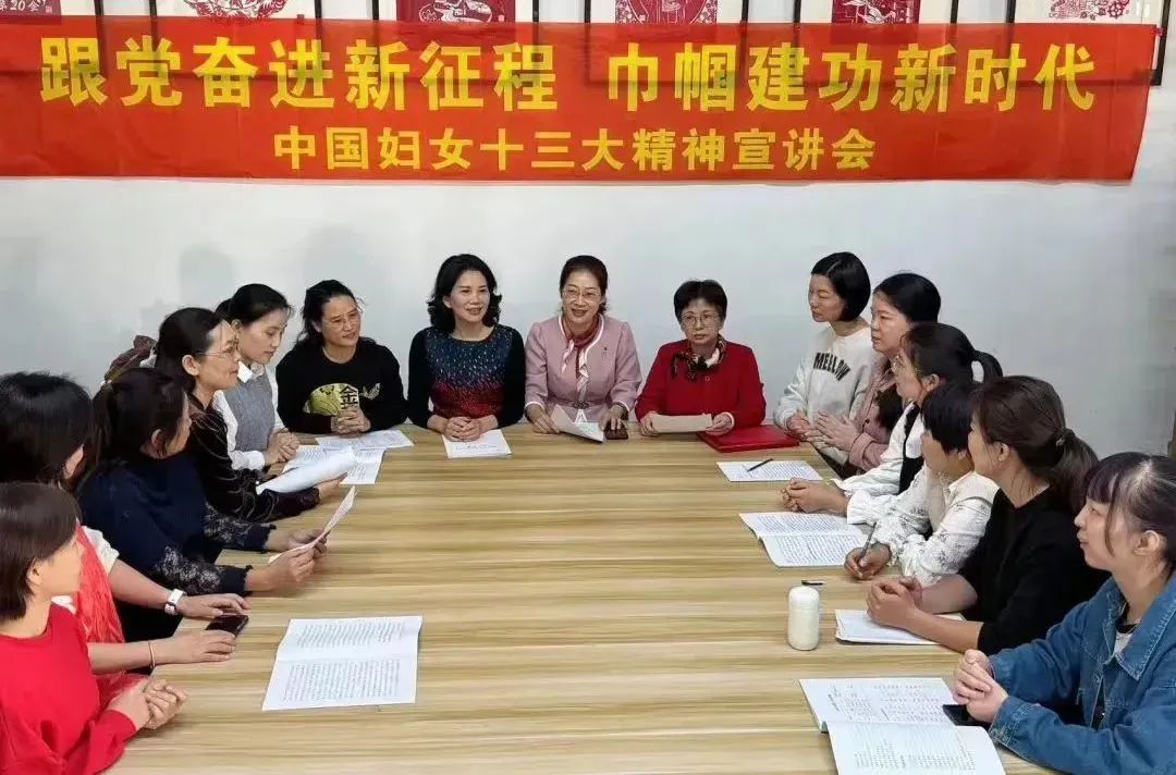 陳燕榕正向協(xié)會成員宣講習(xí)近平總書記重要講話精神和中國婦女十三大精神。