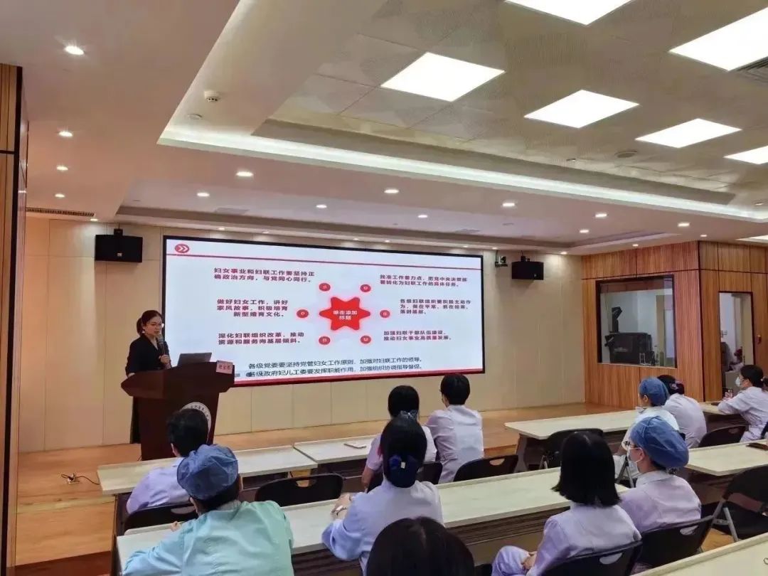 謝寶緣結(jié)合親身經(jīng)歷，滿懷自豪談感受、話收獲，分享參會期間的所見所聞所感。