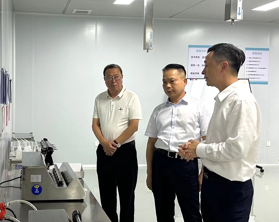 陳建進(jìn)（中，資料圖）。圖片來源：微信公眾號(hào)“漳州國家高新區(qū)”