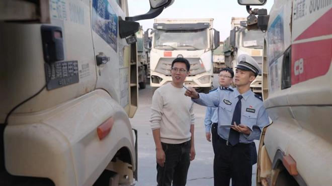 推動(dòng)大貨車(chē)盲區(qū)預(yù)警系統(tǒng)安裝。廈門(mén)市公安局交警支隊(duì)供圖