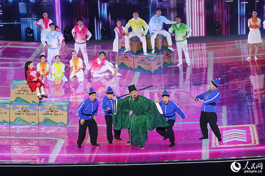 在創(chuàng)意音樂短劇《N時代的漲海聲中……》，“陳偁”穿越到現(xiàn)代，目睹今日泉州的繁榮景象。人民網(wǎng) 黃東儀攝